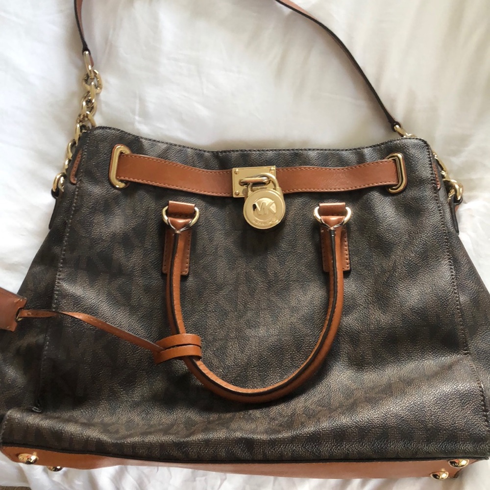 Michael Kors chain messenger handbag/purse